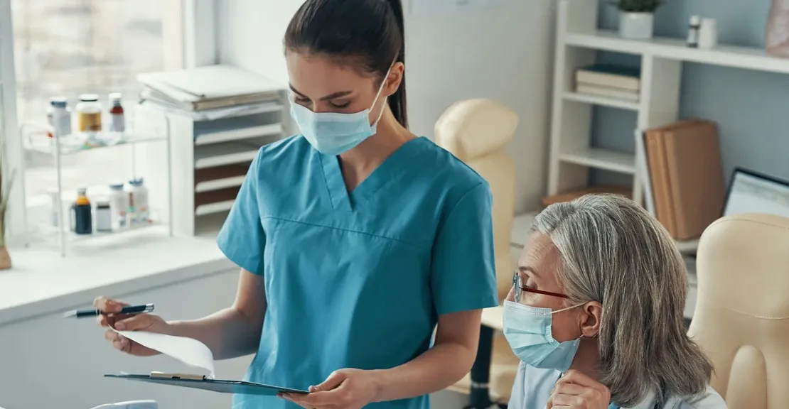 Professionnels de santé consultant l'agenda d'un patient sur Doctena Pro