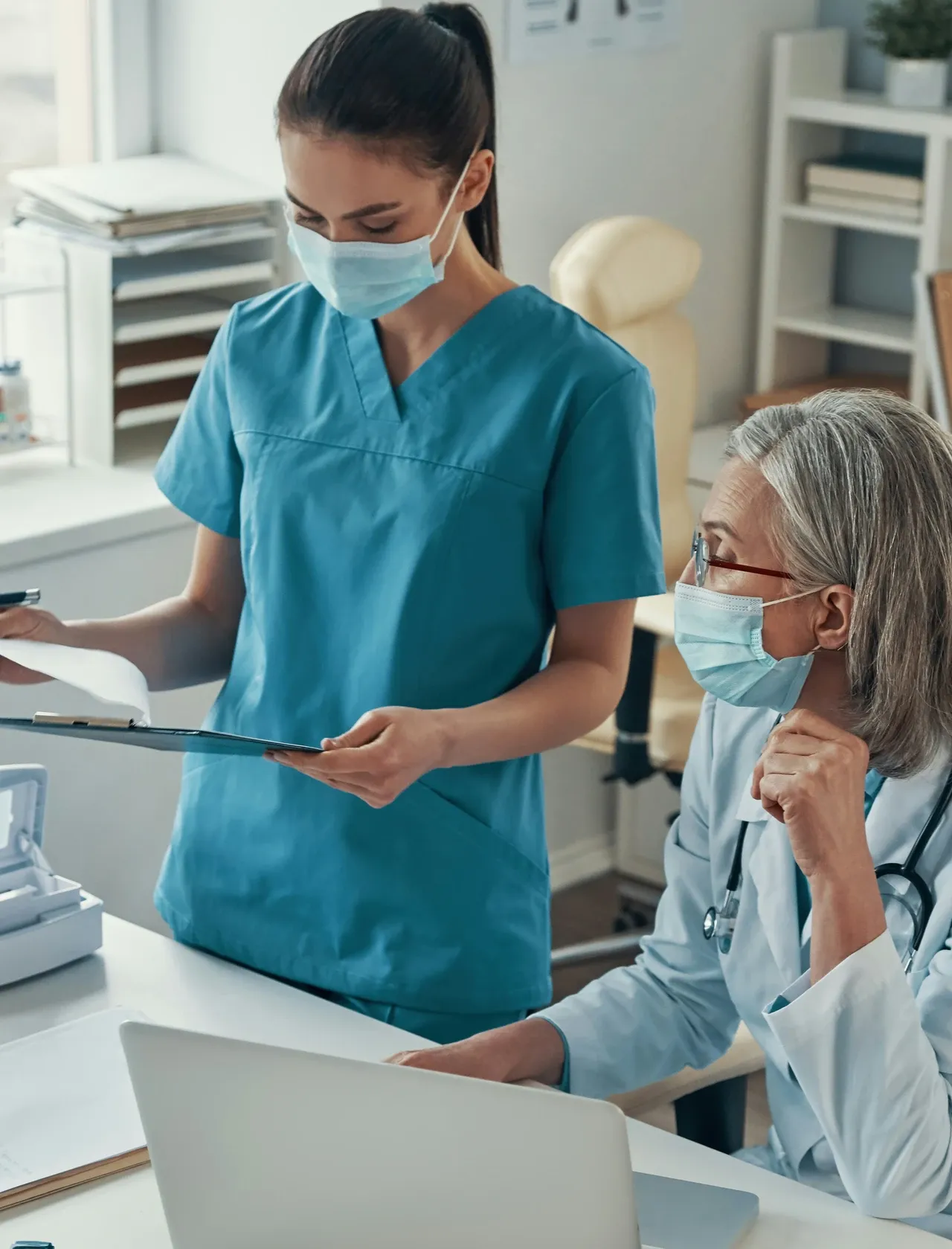 Professionnels de santé consultant l'agenda d'un patient sur Doctena Pro