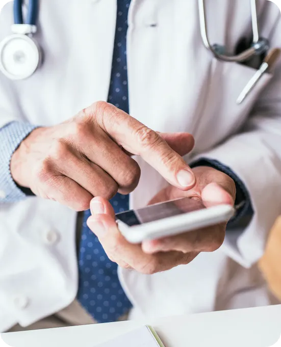 Des médecins consultant leurs rendez-vous sur un smartphone avec Doctena