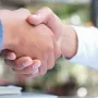 Deux professionnels se serrant la main